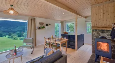 Ambiance chaleureuse dans nos chalets avec feu 