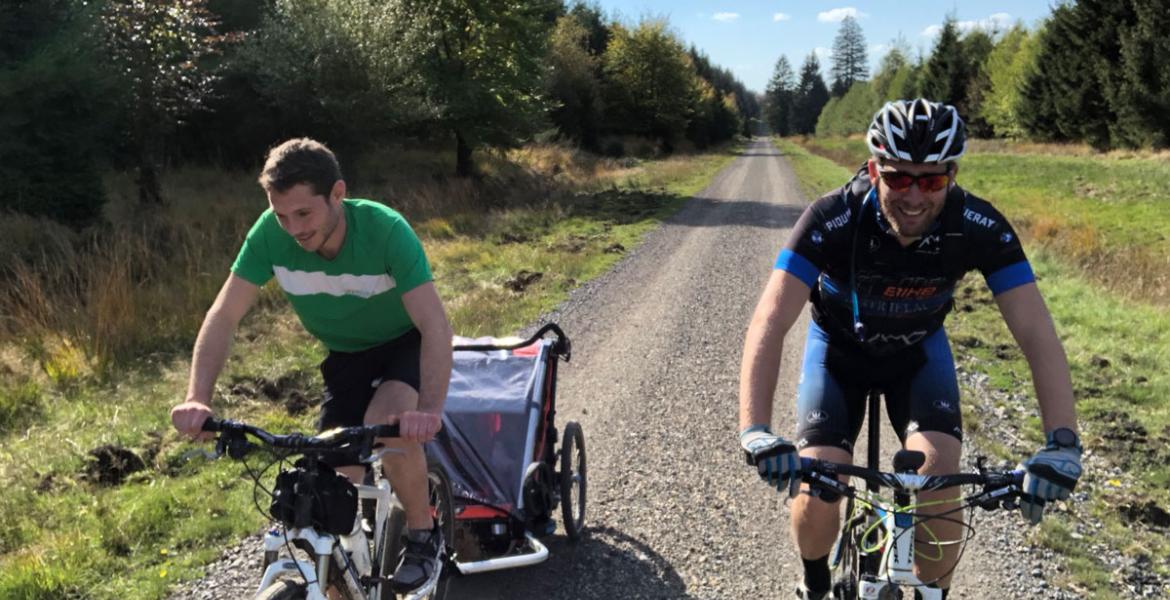 Fietstocht in de Hoge Venen met een fietsaanhanger voor kinderen