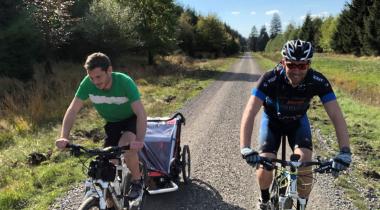 Fietstocht in de Hoge Venen met een fietsaanhanger voor kinderen