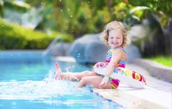 On plonge dans la piscine
