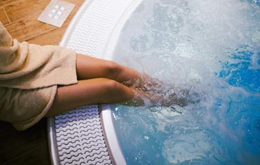 Dtente dans le jacuzzi