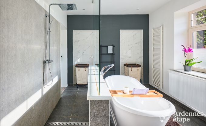 Villa de luxe avec piscine et court de tennis pour 14 personnes � Anh�e, situ�e dans la vall�e de la Molign�e