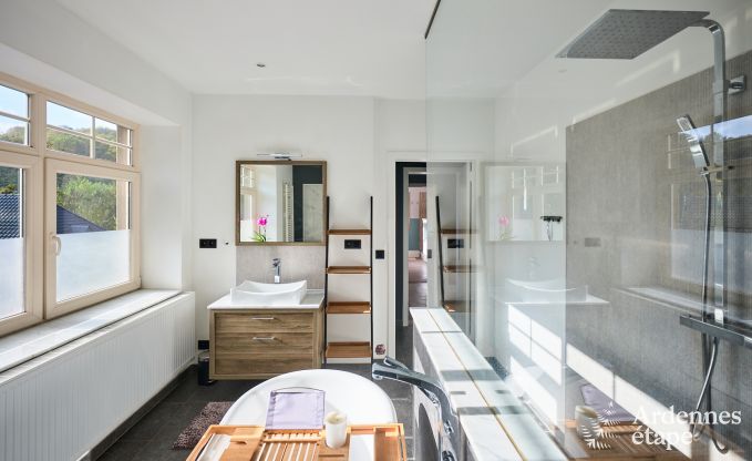 Villa de luxe avec piscine et court de tennis pour 14 personnes � Anh�e, situ�e dans la vall�e de la Molign�e