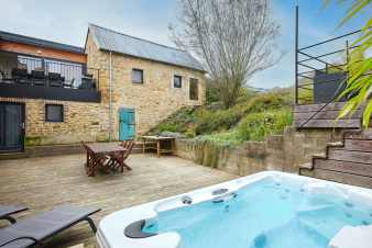 Maison de vacances de luxe pour 10 à Arlon : jacuzzi, sauna, salle de jeux, 5 chambres et jardin