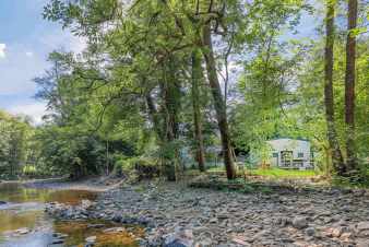 Logement insolite à Aywaille : séjour romantique en Ardenne avec jardin privé et terrasse barbecue