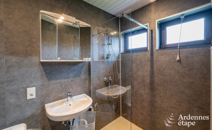 Charmante maison de vacances � Aywaille pour 2 couples avec salles de bain priv�es, cabine infrarouge et grand jardin