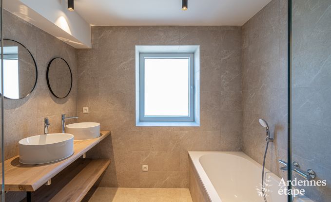 Maison de vacances � Bastogne : h�bergement spacieux pour 22 personnes avec des installations compl�tes et 9 chambres dans l'Ardenne