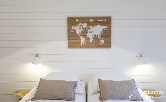 Magnifique ch�teau � Bertrix : h�bergement pour 20 personnes avec piscine int�rieure, jacuzzi et cabine infrarouge