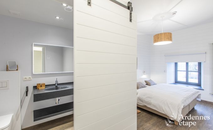 Magnifique ch�teau � Bertrix : h�bergement pour 20 personnes avec piscine int�rieure, jacuzzi et cabine infrarouge