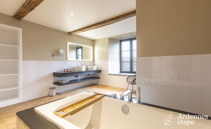 Magnifique chteau  Bertrix : hbergement pour 20 personnes avec piscine intrieure, jacuzzi et cabine infrarouge