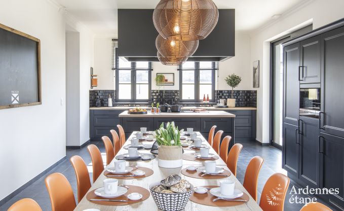 Magnifique chteau  Bertrix : hbergement pour 20 personnes avec piscine intrieure, jacuzzi et cabine infrarouge