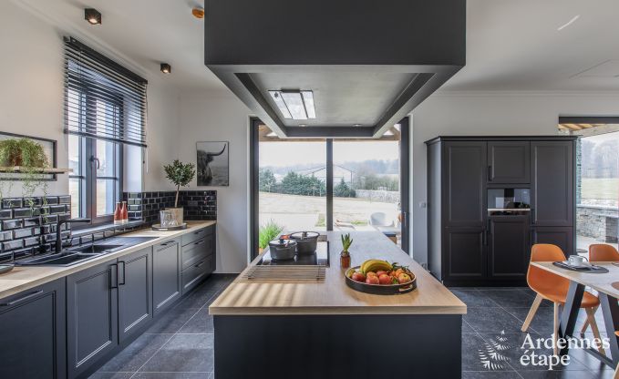 Magnifique chteau  Bertrix : hbergement pour 20 personnes avec piscine intrieure, jacuzzi et cabine infrarouge