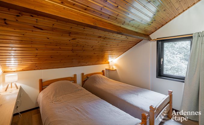 Chalet authentique pour 8 personnes  Bivre avec 4 chambres, poele  pellets, bain nordique, jardin priv et local  vlos