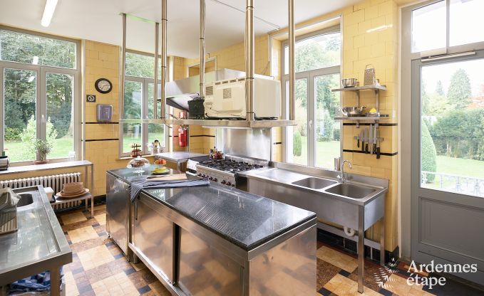 Loft spacieux  Chimay pour 14 personnes avec 6 chambres et salles de bains, jacuzzi et jardin priv