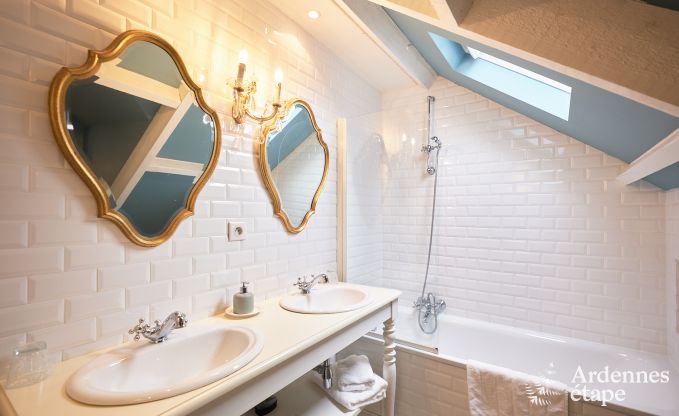 Loft spacieux  Chimay pour 14 personnes avec 6 chambres et salles de bains, jacuzzi et jardin priv