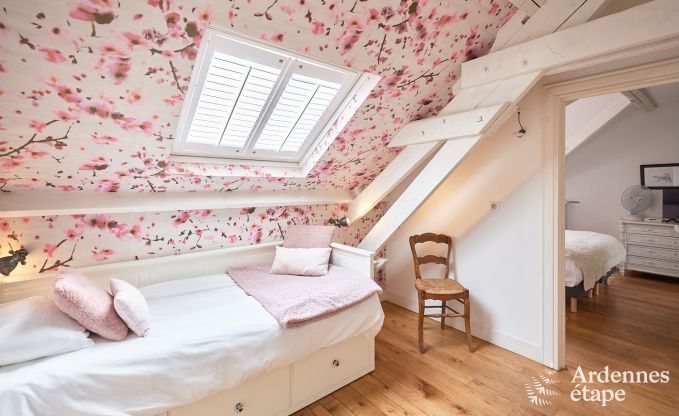 Loft spacieux  Chimay pour 14 personnes avec 6 chambres et salles de bains, jacuzzi et jardin priv