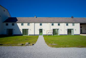 Ferme en carr avec sauna pour 15/16 p.  Couvin en Ardenne