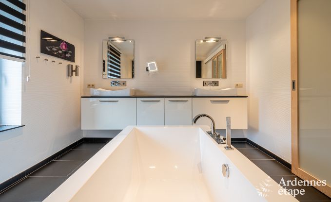 Grande villa de vacances � Daverdisse pour 14 personnes avec 5 chambres et salles de bains, installations de bien-�tre et jardin priv�