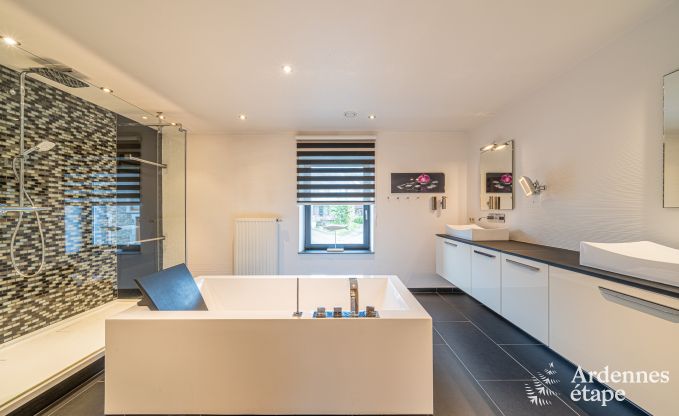 Grande villa de vacances � Daverdisse pour 14 personnes avec 5 chambres et salles de bains, installations de bien-�tre et jardin priv�