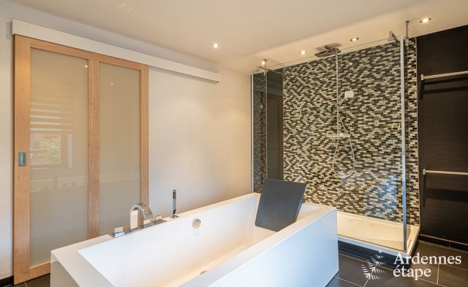 Grande villa de vacances � Daverdisse pour 14 personnes avec 5 chambres et salles de bains, installations de bien-�tre et jardin priv�