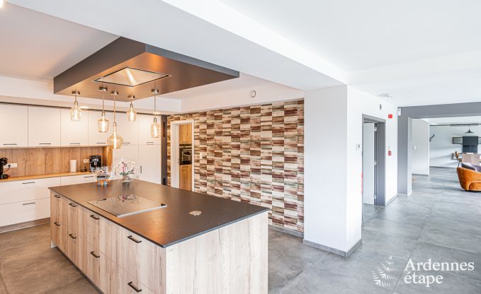 Spacieuse villa de luxe � Daverdisse pour 22 personnes avec 11 chambres, piscine int�rieure, sauna et jacuzzi