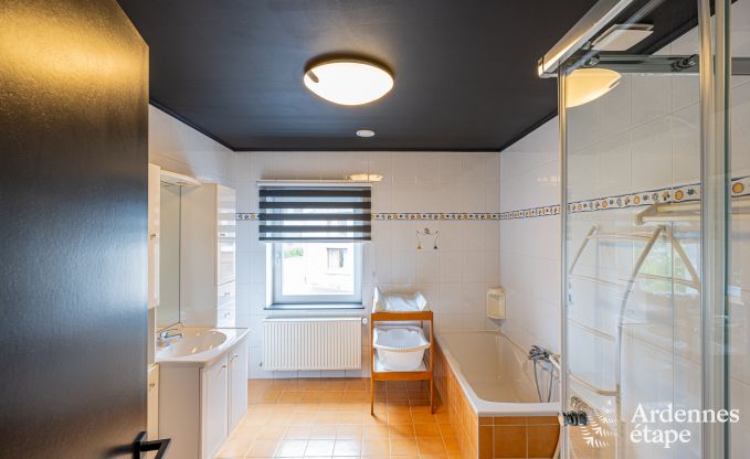 Grande villa de vacances  Daverdisse pour 14 personnes avec 5 chambres et salles de bains, installations de bien-tre et jardin priv