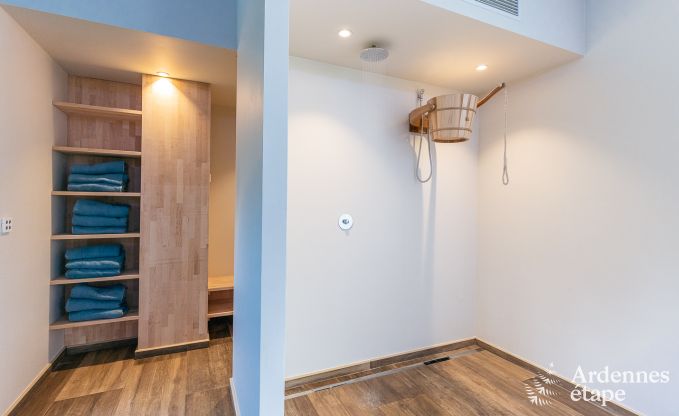 Spacieuse villa de luxe  Daverdisse pour 22 personnes avec 11 chambres, piscine intrieure, sauna et jacuzzi