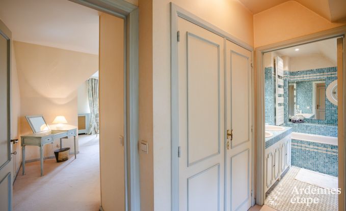 Spacieuse maison de vacances avec piscine � Dinant, Ardenne