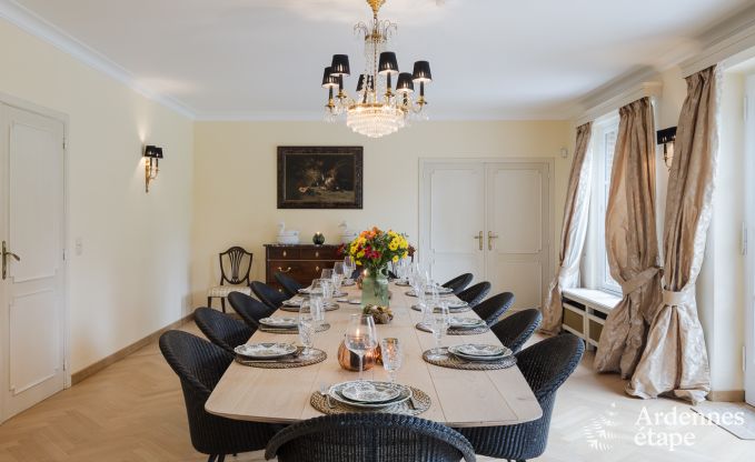 Spacieuse maison de vacances avec piscine � Dinant, Ardenne