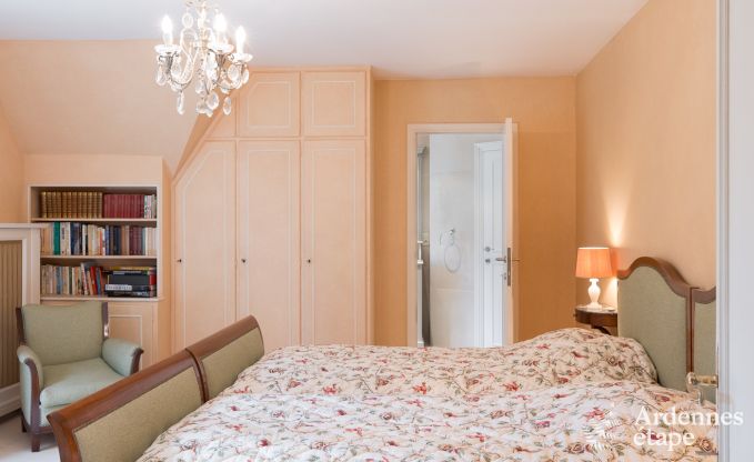 Spacieuse maison de vacances avec piscine � Dinant, Ardenne