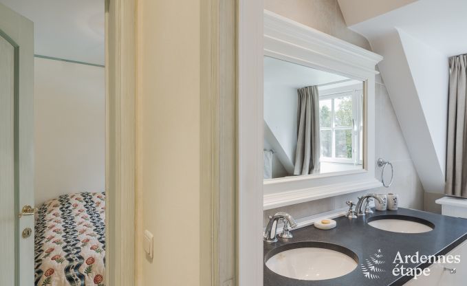 Spacieuse maison de vacances avec piscine � Dinant, Ardenne