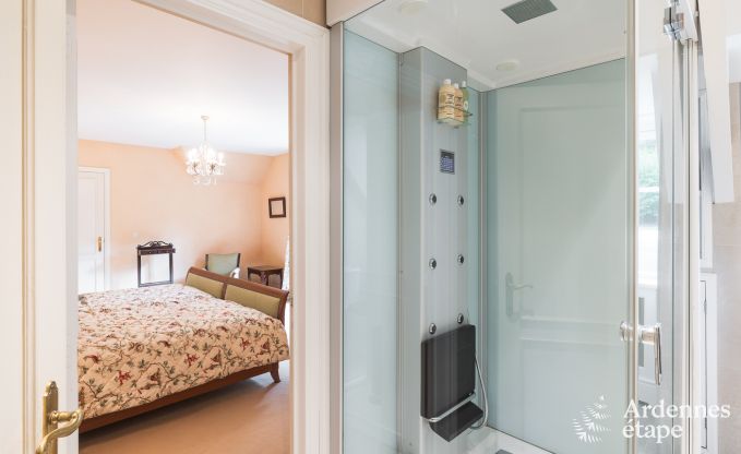 Spacieuse maison de vacances avec piscine � Dinant, Ardenne