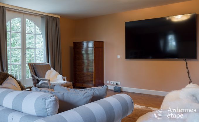 Spacieuse maison de vacances avec piscine � Dinant, Ardenne