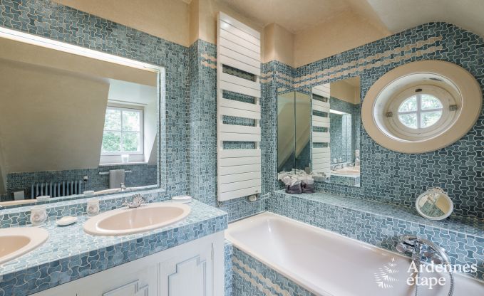 Spacieuse maison de vacances avec piscine � Dinant, Ardenne