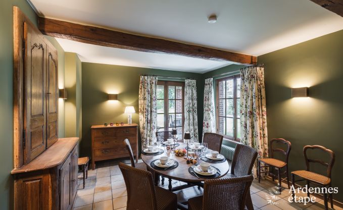 Spacieuse maison de vacances avec piscine � Dinant, Ardenne