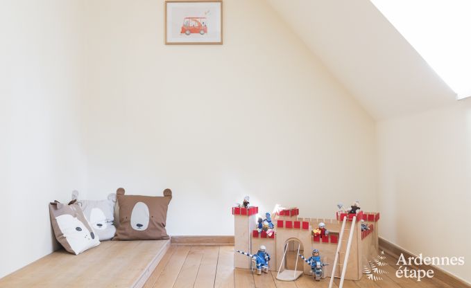 Spacieuse maison de vacances avec piscine � Dinant, Ardenne