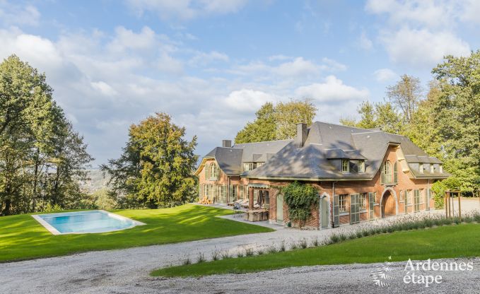 Spacieuse maison de vacances avec piscine � Dinant, Ardenne