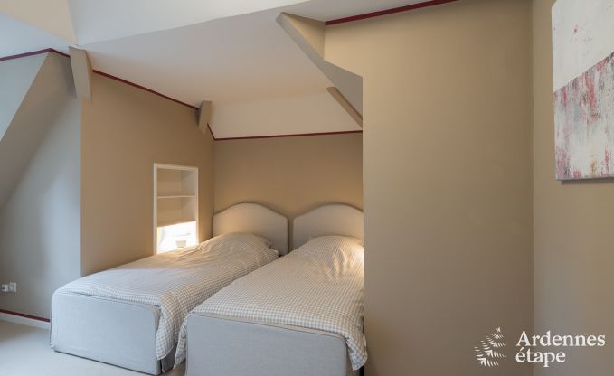 Spacieuse maison de vacances avec piscine � Dinant, Ardenne