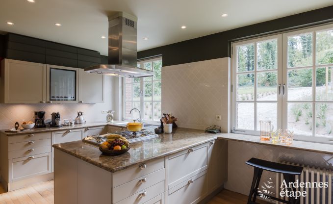 Spacieuse maison de vacances avec piscine � Dinant, Ardenne