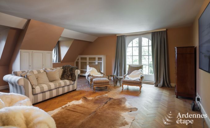 Spacieuse maison de vacances avec piscine � Dinant, Ardenne