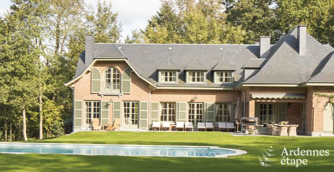 Spacieuse maison de vacances avec piscine � Dinant, Ardenne