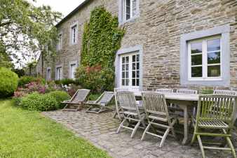 Authentique gîte de vacances avec piscine pour 12 pers. à louer à Dinant