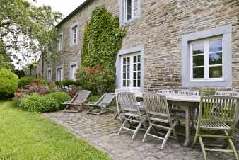 Authentique gte de vacances avec piscine pour 12 pers.  louer  Dinant