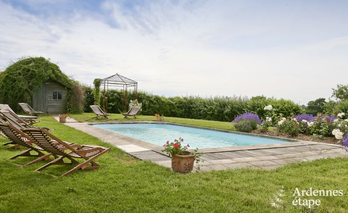 Charmante maison de vacances pour 26 personnes avec piscine extérieure et magnifique panorama à Yvoir