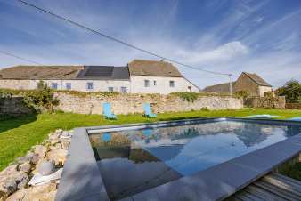 Maison de vacances de luxe pour 8 personnes à Doische, Ardennes - avec piscine, jardin et barbecue.