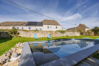 Maison de vacances de luxe pour 8 personnes  Doische, Ardennes - avec piscine, jardin et barbecue.