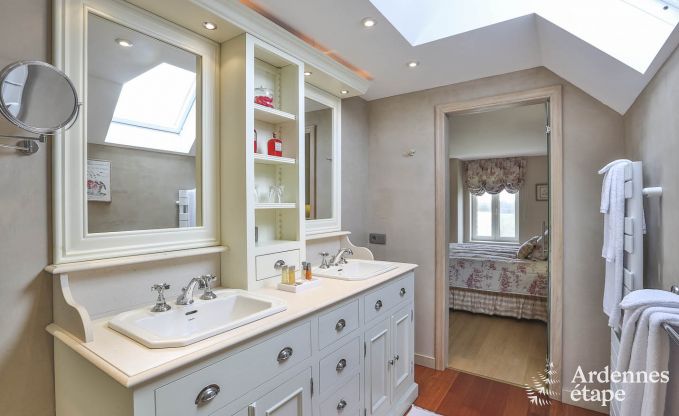 Villa de luxe pour 8 personnes � Doische : cabine infrarouge, jacuzzi, cassette � bois, �tang et jardin priv�