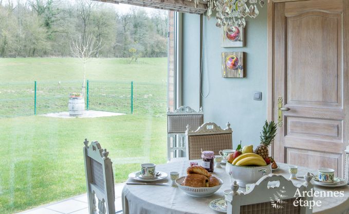 Villa de luxe pour 8 personnes � Doische : cabine infrarouge, jacuzzi, cassette � bois, �tang et jardin priv�