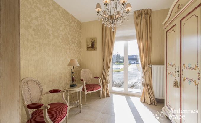 Villa de luxe pour 8 personnes � Doische : cabine infrarouge, jacuzzi, cassette � bois, �tang et jardin priv�