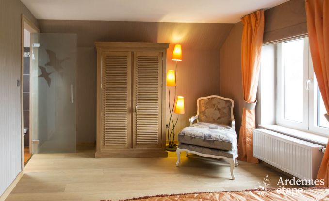 Villa de luxe pour 8 personnes  Doische : cabine infrarouge, jacuzzi, cassette  bois, tang et jardin priv